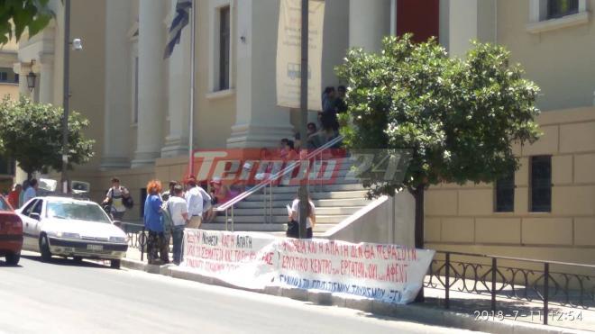 Πάτρα: Μεγαφωνική και συγκέντρωση διαμαρτυρίας έξω από τα δικαστήρια - Σε εξέλιξη η νέα δικαστική διαμάχη μεταξύ πρώην και νυν διοίκησης του Εργατικού Κέντρου - ΦΩΤΟ