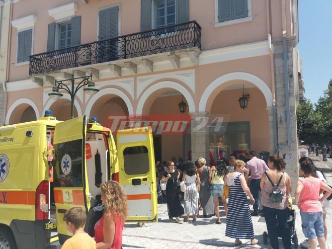Πάτρα: Γυναίκα έπεσε και χτύπησε στον πεζόδρομο της Αγίου Νικολάου - ΦΩΤΟ