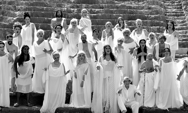 Ανακοίνωση του Royal για την παράσταση "Εκκλησιάζουσες"