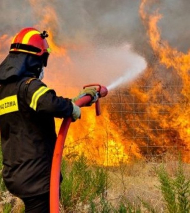 Ισχυρές Πυροσβεστικές δυνάμεις από την Πάτρα στη φωτιά στο Κιάτο