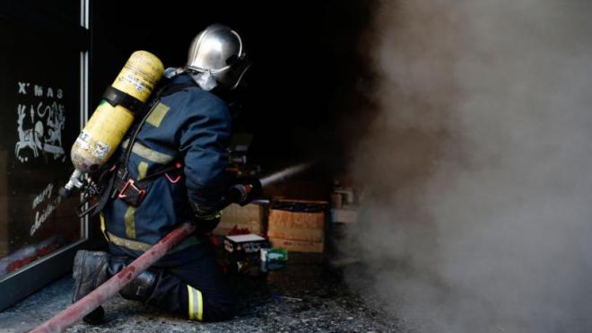 Απεγκλωβίστηκαν επτά άτομα από φλεγόμενο κτίριο στην Αθήνα