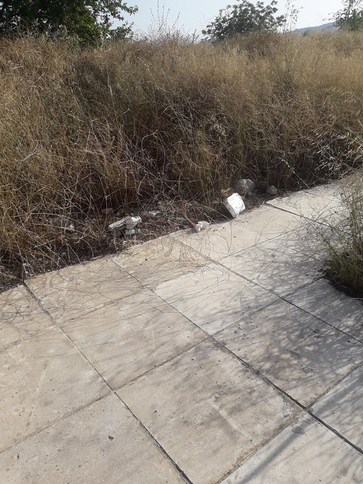 Πάτρα: Σκουπιδότοπος τα πεζοδρόμια στη Γλαύκου - Βάτα, σκουπίδια, σπασμένα γυαλιά και φυσικά ... πεζός απαγορεύεται! ΦΩΤΟΓΡΑΦΙΕΣ