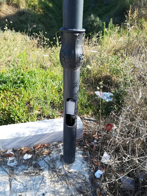 Πάτρα: Δεν άφησαν τίποτα ... όρθιο - Έσπασαν καινούργιες κολώνες φωτισμού και έκλεψαν καλώδια! Συνεχίζονται οι βανδαλισμοί στην περιοχή που αναπλάστηκε - ΦΩΤΟΓΡΑΦΙΕΣ