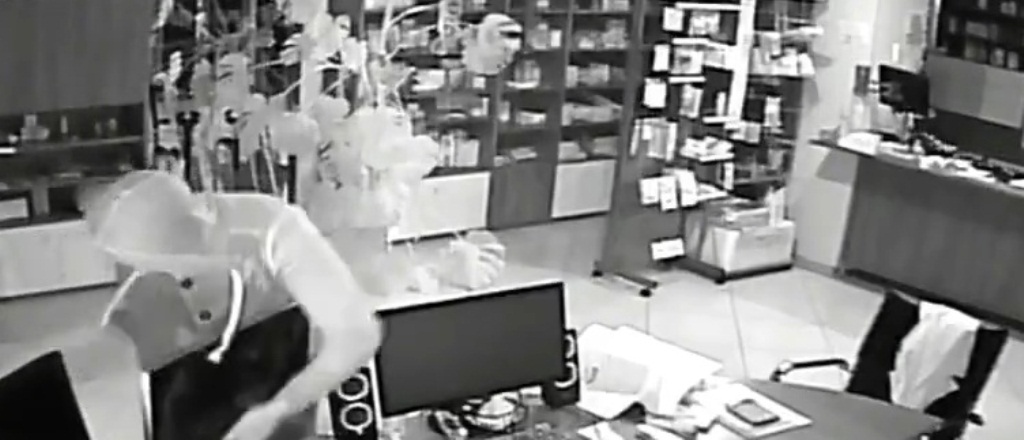 Πάτρα: Μπήκαν από την πίσω πόρτα και ... "ξάφρισαν" φαρμακείο - Σοκ από τον ιδιοκτήτη της επιχείρησης στην οδό Κορίνθου