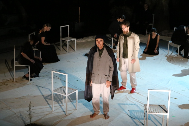 Καταχειροκροτήθηκε στο κατάμεστο Αρχαίο Ωδείο ο «Οιδίποδας» του ΔΗΠΕΘΕ Πάτρας - Μια ξεχωριστή προσέγγιση που καθήλωσε το κοινό - ΔΩΡΕΑΝ ΠΡΟΣΚΛΗΣΕΙΣ από το tempo24.gr για σήμερα