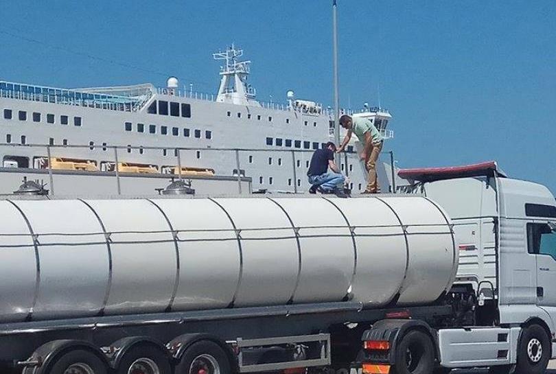 Πάτρα: Έφερνε από Ιταλία 90 βαρέλια βάρους 20 τόνων με εύφλεκτο υγρό, μεγάλου βαθμού επικινδυνότητας