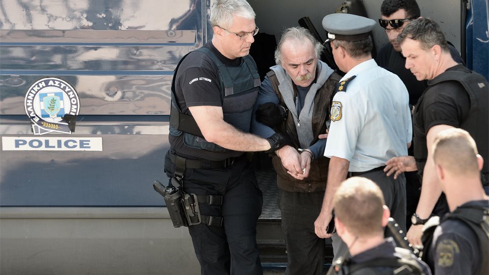 Ξεκίνησε με ένταση η δίκη για τη δολοφονία της εφοριακού - "Φονιά να πεθάνεις" φώναζε η μητέρα της άτυχης 32χρονης