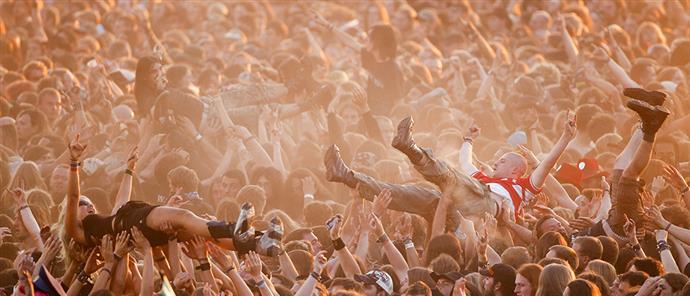 Ηλικιωμένοι το έσκασαν από το γηροκομείο και πήγαν σε φεστιβάλ heavy metal
