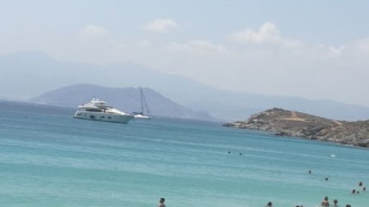 Νάξος: Εξωλέμβιος με τουρκική σημαία "εισέβαλε" σε παραλία ανάμεσα στους λουόμενους