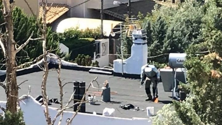 Ο Δήμαρχος Μαρκόπουλου καταγγέλει: Πολίτης μόνωνε ταράτσα με φλόγιστρο ενώ είχε 7 μποφόρ - ΦΩΤΟ