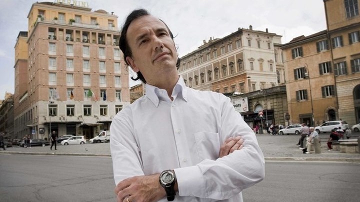 Αυτός είναι ο Ιταλός δημοσιογράφος που "πέθανε" τον Κώστα Γαβρά