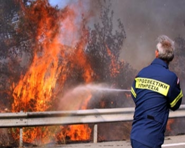Πατρών - Πύργου: Φωτιά κοντά σε βενζινάδικο