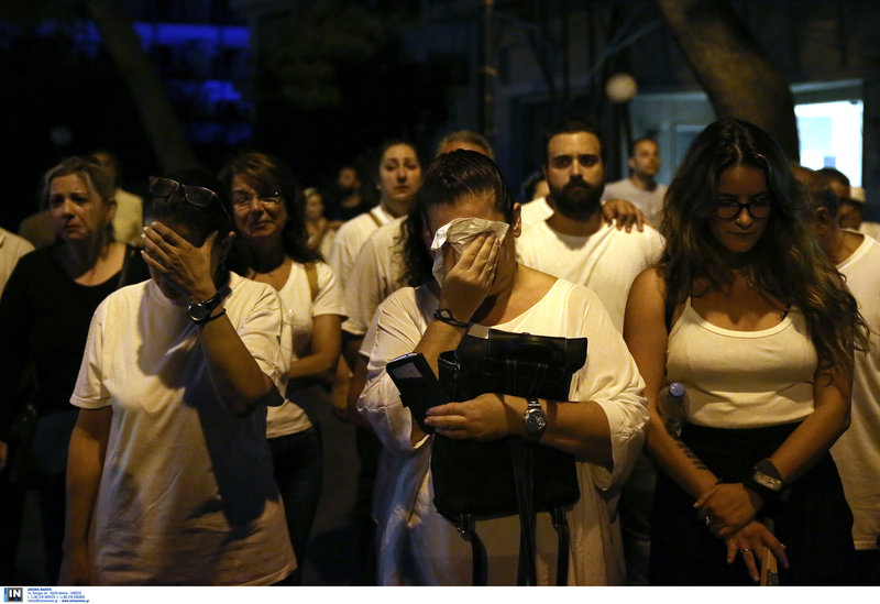 Ντυμένοι όλοι στα λευκά με ένα φακό στο χέρι! Ράγισαν καρδιές στο Μάτι στην εκδήλωση μνήμης για τα 96 θύματα - Συγκλονιστικές εικόνες