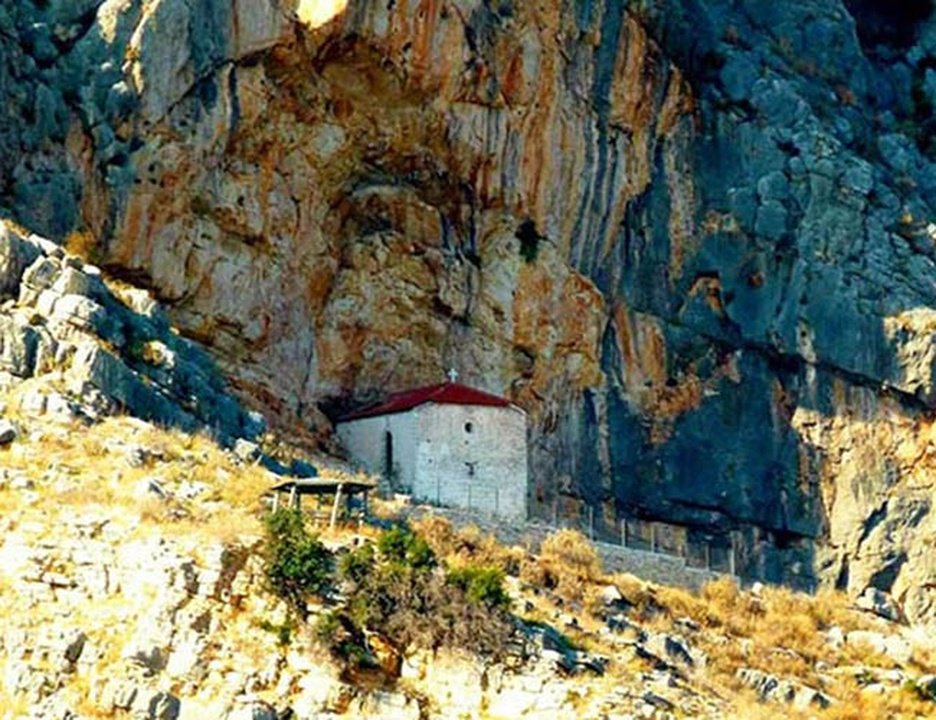 Η ιστορία της Παναγίτσας στα Μαύρα Βουνά στον Άραξο – Οι πιστοί της Αρετής που τηρούν το έθιμο εδώ και 120 χρόνια!