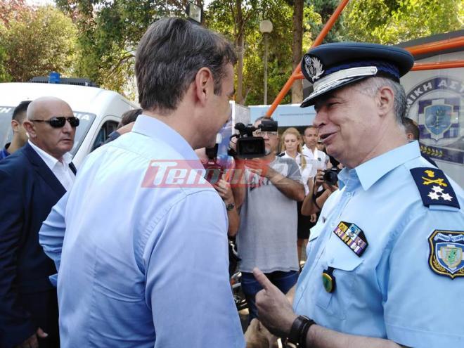 Υποδοχή Μητσοτάκη από τον Πατρινό Αντιστράτηγο Ανδρέα Αποστολόπουλο στο περίπτερο της EΛ.ΑΣ - ΦΩΤΟ