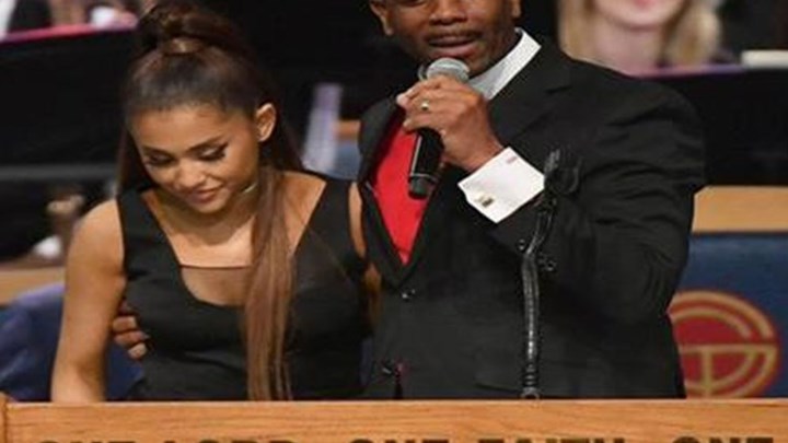 Σάλος με τη χειρονομία του ιερέα της κηδείας της Αρίθα Φράνκλιν στην Αριάνα Γκράντε