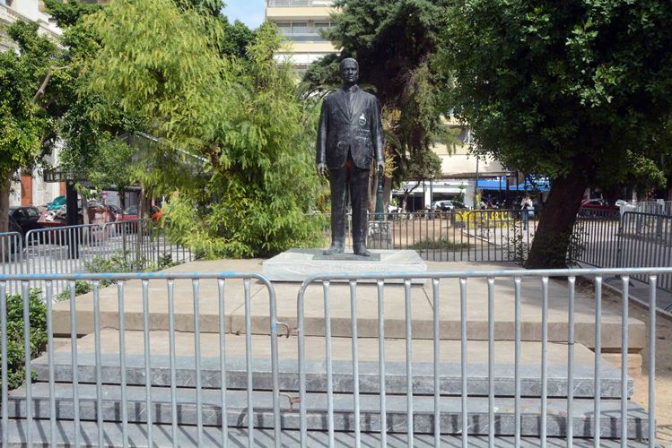 Πάτρα: "Έφραξαν" το άγαλμα της πλατείας! Είναι επικίνδυνο να πέσει