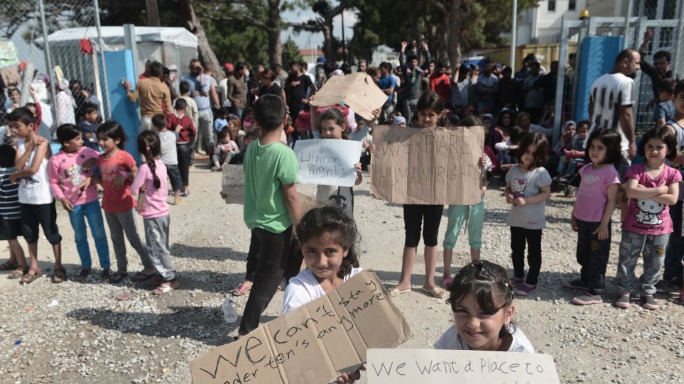 Διεθνής Αμνηστία: Άθλιες και απάνθρωπες οι συνθήκες για τους πρόσφυγες στα ελληνικά νησιά