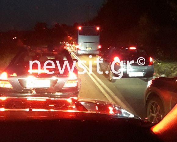 Παραμένουν οι ουρές χιλιομέτρων στην Αθηνών – Λαμίας – Απίστευτη πολύωρη ταλαιπωρία