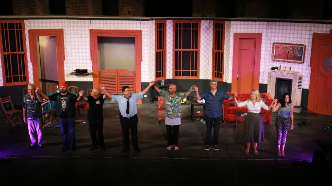 "Παράξενο ζευγάρι": Καταχειροκροτήθηκαν οι συντελεστές της παράστασης στο Ρωμαϊκό Ωδείο - ΦΩΤΟ