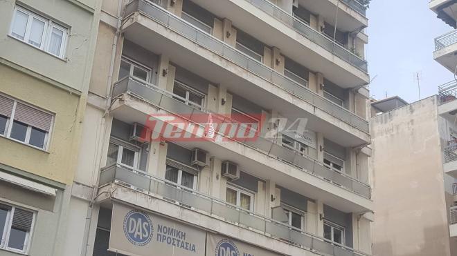 Πάτρα: Επιχείρηση της πυροσβεστικής για επικίνδυνο γυάλινο μπαλκόνι στην πλατεία Γεωργίου - ΦΩΤΟ