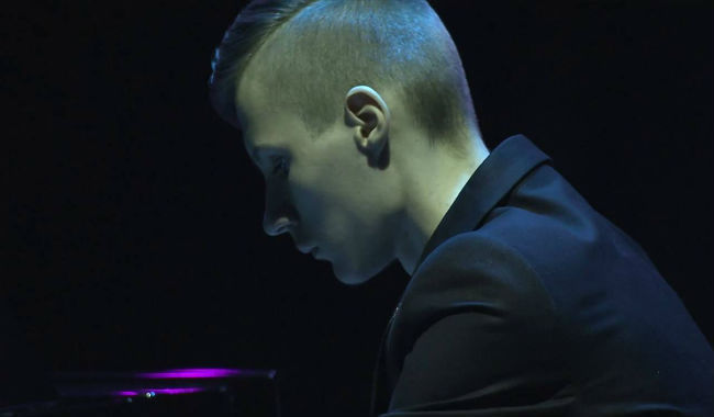 Αυτός ο νεαρός γεννήθηκε χωρίς δάχτυλα – Όταν τον ακούσετε να παίζει πιάνο, θα μείνετε άφωνοι