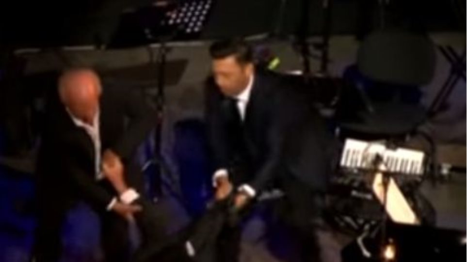 Έπεσε στη σκηνή στο Ηρώδειο ο Πλέσσας κατά τη διάρκεια συναυλίας - ΒΙΝΤΕΟ