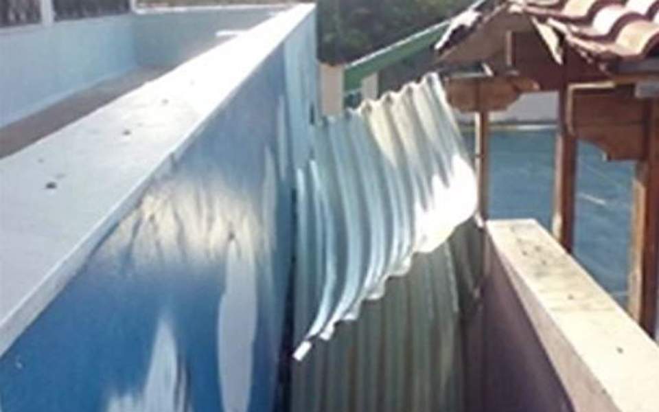 Καματερό: Αποκολλήθηκε στέγη σε Δημοτικό - Κλειστά τα σχολεία στις κυκλάδες λόγω "Ξενοφώντα"