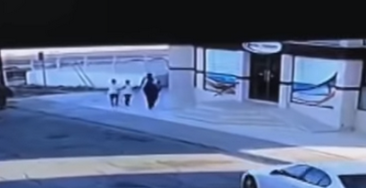 Κύπρος: ΒΙΝΤΕΟ η στιγμή που ο απαγωγέας οδηγεί τα παιδιά στο διαμέρισμά του