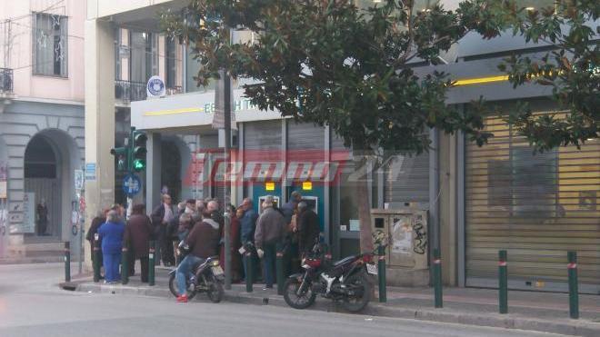 Πάτρα: Από νωρίς στο πόδι οι συνταξιούχοι έξω από τις τράπεζες