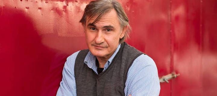 O Άκης Σακελλαρίου επιστρέφει στην τηλεόραση μετά τη σοβαρή περιπέτεια της υγείας του!