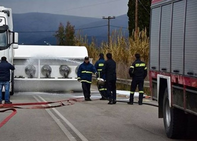 Βυτιοφόρο έπεσε από γέφυρα - Παραδόθηκε στις φλόγες ο τράκτορας