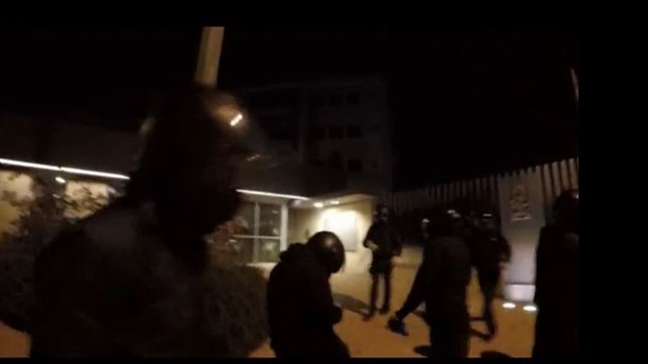 Η στιγμή της επίθεσης του Ρουβίκωνα στην πρεσβεία του Καναδά - ΒΙΝΤΕΟ