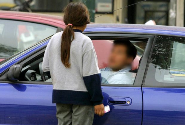 Αίγιο: Έβγαζε την 7χρονη κόρη του στα φανάρια και συνελήφθη