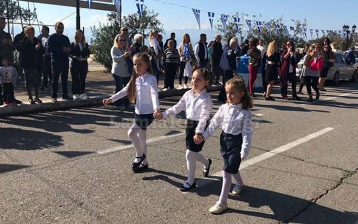 Τυφλή μαθήτρια παρελαύνει και συγκινεί - ΒΙΝΤΕΟ