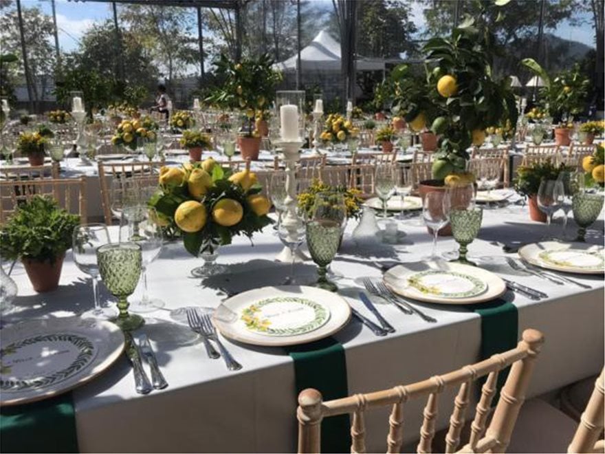 Γάμος αλά ελληνικά για τη Μαρία Μενούνος - Δείτε τη λαμπερή νύφη - Στην αυλή του σχολείου το γαμήλιο τραπέζι! ΦΩΤΟΓΡΑΦΙΕΣ