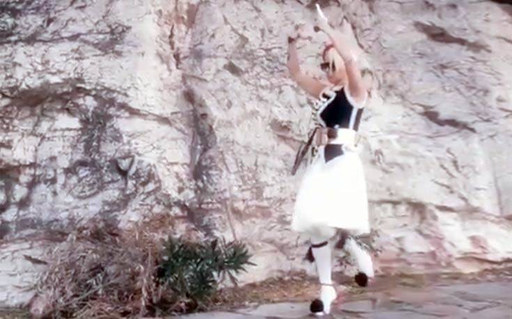 Το τερμάτισε η Καλογρίδη: Ντύθηκε τσολιάς με ψηλοτάκουνα κόκκινα πέδιλα