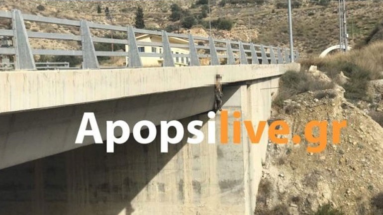 Κτηνωδία στην Κρήτη: Κρέμασαν σκύλο από γέφυρα
