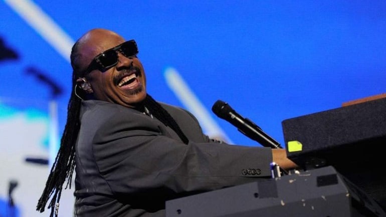 Ο Στίβι Γουόντερ ανακοίνωσε σχέδια για τους πληγέντες των πυρκαγιών