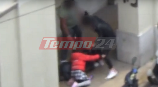 Πάτρα: Άγριο ξύλο μεταξύ γυναικών μπροστά στα μάτια ενός παιδιού - Φώναζε "μαμά - μαμά" και προσπάθησε να την προστατέψει - ΒΙΝΤΕΟ