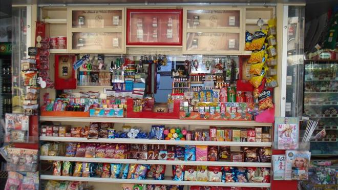 Καπνικά προϊόντα και 1.000 ευρώ "έβγαλαν" φτερά από περίπτερο