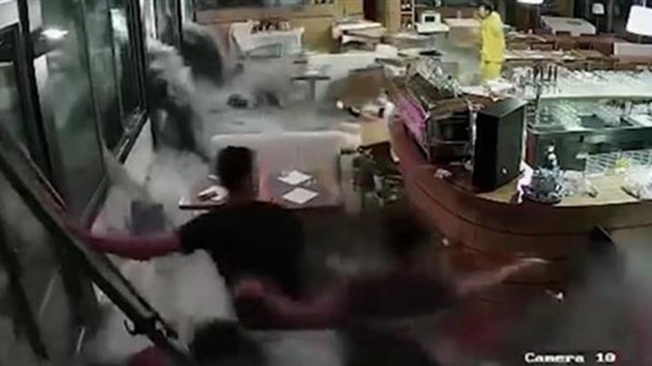 Κύμα "κατάπιε" εστιατόριο στη Γένοβα - BINTEO