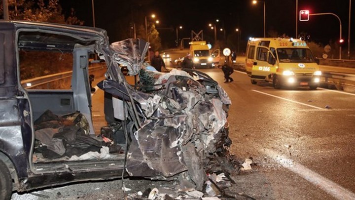 Νεκρό 4χρονο αγοράκι και 27 τραυματίες από τη σύγκρουση φορτηγού με βαν που μετέφερε μετανάστες
