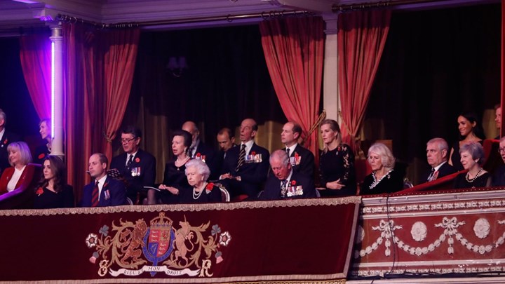 Η βασίλισσα Ελισάβετ με τους εγγονούς της στο πλευρό της - Τι φόρεσαν Κέιτ Μίντλετον και Μέγκαν Μαρκλ - ΒΙΝΤΕΟ