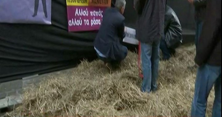 Συγκέντρωση διαμαρτυρίας της ΠΟΕΔΗΝ - Έριξαν σανό στο υπουργείο Οικονομικών