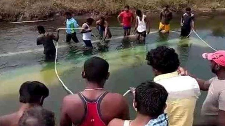 Λεωφορείο έπεσε σε κανάλι - 25 μαθητές νεκροί - BINTEO