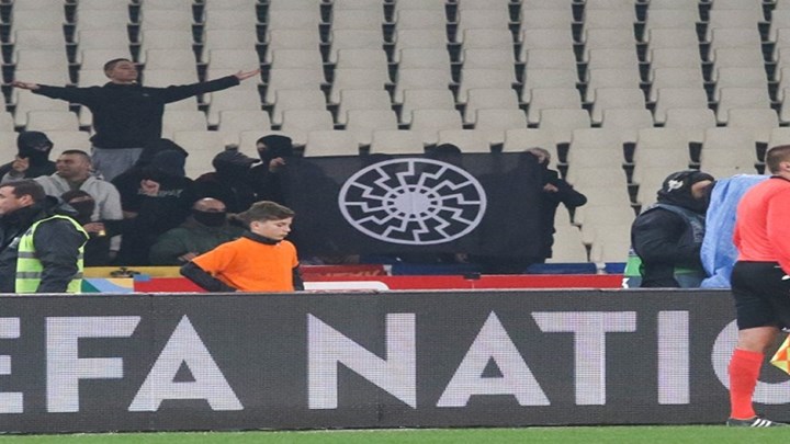 Εικόνες ντροπής στο ΟΑΚΑ με ναζιστικούς χαιρετισμούς και σημαία του «Μαύρου Ήλιου» - ΦΩΤΟ