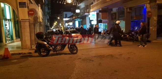 Πάτρα: Συγκέντρωση διαμαρτυρίας και συνθήματα αντιεξουσιαστών έξω από το Αστυνομικό Μέγαρο - Ελεύθερος ο νεαρός που φέρεται να συμμετείχε στα επεισόδια στην "Πρωτοπορία" - ΒΙΝΤΕΟ και ΦΩΤΟ