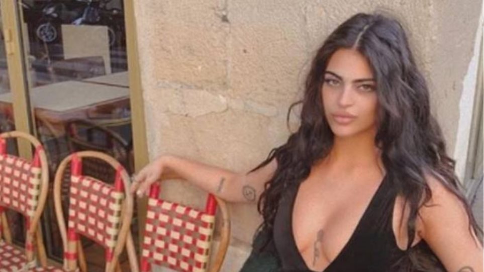 Σέξι blogger καταγγέλλει ότι δεν την άφησαν να μπει στο Λούβρο για το αποκαλυπτικό φόρεμά της