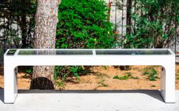 Μετά την Μύκονο έξυπνα «ηλιακά παγκάκια» με..wifi και στο Καρπενήσι